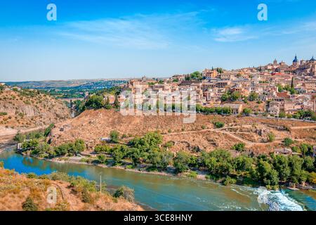 Panorama von Toledo, einer historischen Stadt in Castilla La Mancha, majestätisch über dem Fluss Tejo gelegen und 1986 zum UNESCO-Weltkulturerbe erklärt. Stockfoto