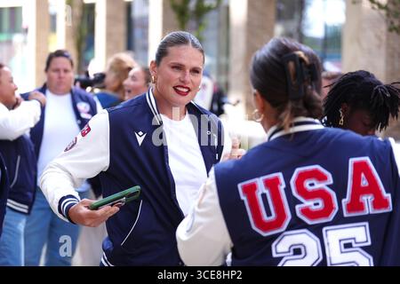 Die US-amerikanische Ilona Maher (links) und ihre Teamkollegen bei einer Begrüßungszeremonie im Rathaus in Sunderland vor der Rugby-Weltmeisterschaft der Frauen, die am Freitag beginnt. Bilddatum: Samstag, 16. August 2025. Stockfoto