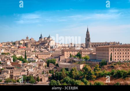 Panorama von Toledo, einer historischen Stadt in Castilla La Mancha, majestätisch über dem Fluss Tejo gelegen und 1986 zum UNESCO-Weltkulturerbe erklärt. Stockfoto