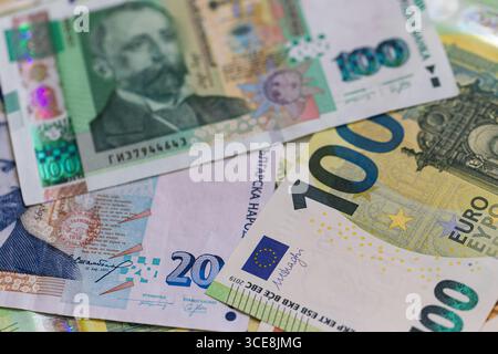Eine Flat Lay-Komposition aus bulgarischen Lew- und Euro-Banknoten Stockfoto