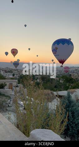 Sonnenaufgang über Kappadokien, wo Heißluftballons den Himmel mit Magie bemalen. Stockfoto