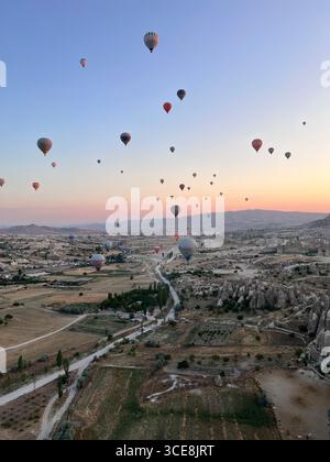 Ballons, die mit der Sonne aufsteigen, die Seele des Abenteuers der Türkei. Stockfoto