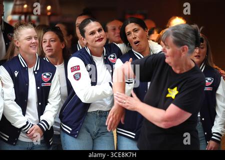 Die US-amerikanische Ilona Maher und ihre Teamkollegen bei einer Begrüßungszeremonie im Rathaus in Sunderland vor der Rugby-Weltmeisterschaft der Frauen, die am Freitag beginnt. Bilddatum: Samstag, 16. August 2025. Stockfoto