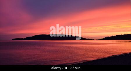 Sonnenuntergang über der Insel Sveti Nikola, Bečići Bucht, Budva, Montenegro, Budva riviera an der adria Stockfoto