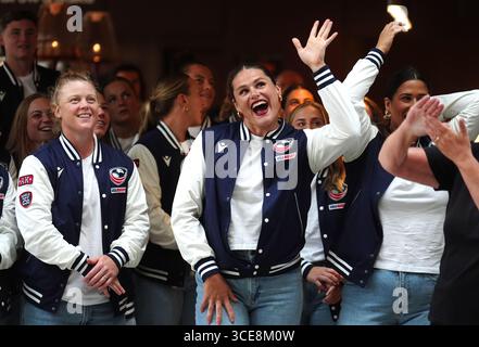 Die US-amerikanische Ilona Maher und ihre Teamkollegen bei einer Begrüßungszeremonie im Rathaus in Sunderland vor der Rugby-Weltmeisterschaft der Frauen, die am Freitag beginnt. Bilddatum: Samstag, 16. August 2025. Stockfoto