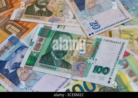 Eine Flat Lay-Komposition aus bulgarischen Lew- und Euro-Banknoten Stockfoto