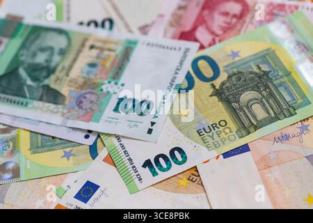Eine Flat Lay-Komposition aus bulgarischen Lew- und Euro-Banknoten Stockfoto