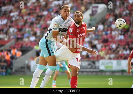 Bristol, England. August 2025. Miles Leaburn und Zak Vyner während der Sky Bet EFL Championship zwischen Bristol City und Charlton Athletic im Ashton Gate, Bristol. Kyle Andrews/Alamy Live News Stockfoto