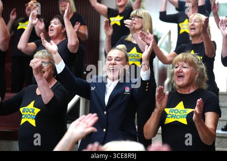 Englands Megan Jones (Mitte) tritt mit einem Chor während einer Begrüßungszeremonie im Rathaus in Sunderland vor der Rugby-Weltmeisterschaft der Frauen auf, die am Freitag beginnt. Bilddatum: Samstag, 16. August 2025. Stockfoto