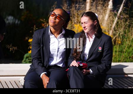 Die Engländerin Sadia Kabeya (links) und Lucy Parker während einer Begrüßungszeremonie im Rathaus in Sunderland vor der Rugby-Weltmeisterschaft der Frauen, die am Freitag beginnt. Bilddatum: Samstag, 16. August 2025. Stockfoto