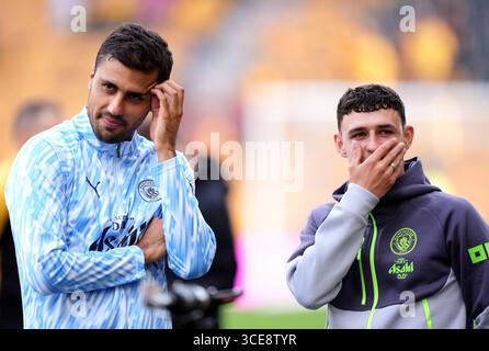 Manchester City's Rodri und Phil Foden vor dem Premier League Spiel im Molineux Stadium in Wolverhampton. Bilddatum: Samstag, 16. August 2025. Stockfoto