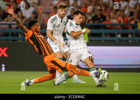 Vinicius Tobias da Silva aus Shakhtar und Filip Mladenović aus Panathinaikos wurden während des Spiels der UEFA Europa League FC Shakhtar Donetsk gegen FC Pa in Aktion genommen Stockfoto