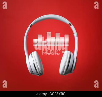 Kopfhörer, Schallwellen und Wortmusik vor dunkelrotem Hintergrund Stockfoto