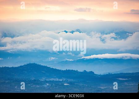 Ein malerischer Blick auf die Berge, die während des Sonnenaufgangs in Popayán, Cauca, Kolumbien, von Wolken umgeben sind. Stockfoto