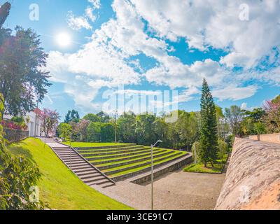 Eine lebhafte Szene in Popayán, Cauca, mit grünen Terrassen, üppigen Bäumen und einem hellblauen Himmel mit Wolken. Stockfoto