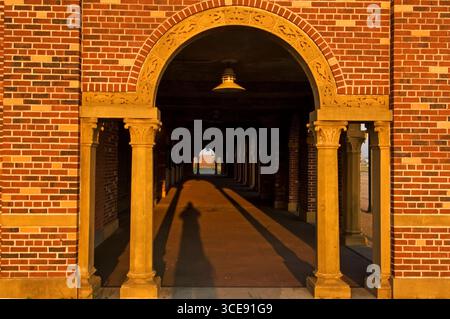 Eingang der Kolonnade im Jacob Riis Park, Gateway National Recreation Area, Queens New York Stockfoto