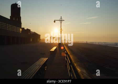 Sonnenaufgang im Jacob Riis Park, Gateway National Recreation Area, Queens New York Stockfoto