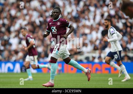 LONDON, UK - 16. August 2025: Loum Tchaouna aus Burnley während des Premier League-Spiels zwischen Tottenham Hotspur FC und Burnley FC im Tottenham Hotspur Stadium (Foto: Craig Mercer/ Alamy Live News) Stockfoto