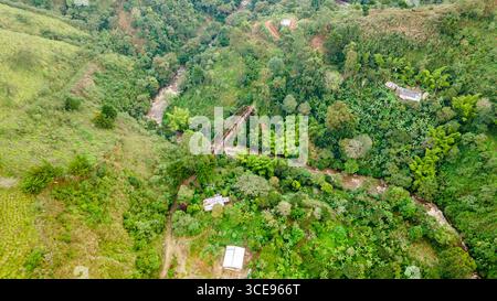 Atemberaubende Luftaufnahme des Jaime Duque Park mit Nachbildungen ikonischer Wahrzeichen und üppiger grüner Landschaften in Briceño, Cundinamarca, Kolumbien. Stockfoto