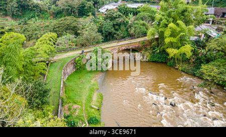 Atemberaubende Aussicht aus der Vogelperspektive auf den Jaime Duque Park in Briceño, Bogotá, mit grünen Landschaften, Wasserkörpern und berühmten Strukturen. Stockfoto