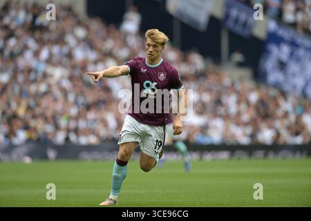 London, Großbritannien. August 2025. Zian Flemming of Burnley während des Spiels Spurs vs Burnley, Premier League im Tottenham Hotspur Stadium London. Dieses Bild ist NUR für REDAKTIONELLE ZWECKE bestimmt. Für jede andere Verwendung ist eine Lizenz von Football DataCo erforderlich. Quelle: MARTIN DALTON/Alamy Live News Stockfoto