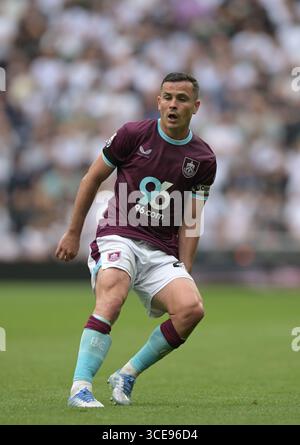 London, Großbritannien. August 2025. Josh Cullen aus Burnley während des Spiels Spurs vs Burnley, Premier League im Tottenham Hotspur Stadium London. Dieses Bild ist NUR für REDAKTIONELLE ZWECKE bestimmt. Für jede andere Verwendung ist eine Lizenz von Football DataCo erforderlich. Quelle: MARTIN DALTON/Alamy Live News Stockfoto