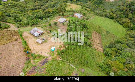 Panoramablick auf das ländliche Ackerland in Popayán, Cauca, mit Häusern, Feldern und üppigem Grün. Stockfoto