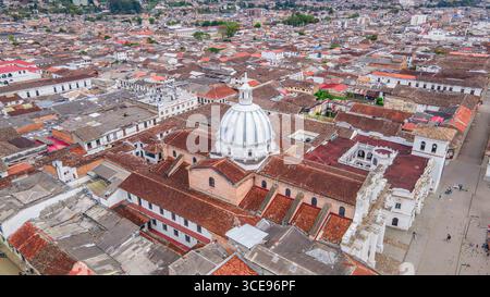 Ein atemberaubender Blick aus der Luft auf die historische Stadt Popayán mit ihrer ikonischen Architektur und ihren pulsierenden Dächern. Stockfoto