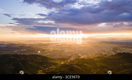 Ein atemberaubender Blick auf den Sonnenuntergang über Popayan, Cauca, Kolumbien, der die natürliche Schönheit und Landschaft mit dramatischen Wolken zeigt. Stockfoto