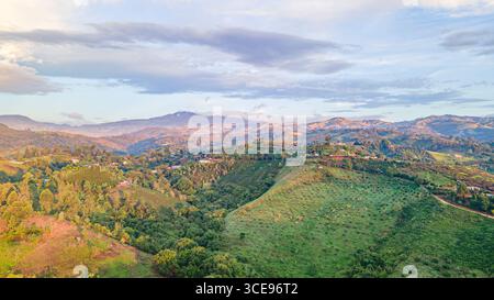 Atemberaubende Luftlandschaft mit üppigen grünen Hügeln und Bergen von Popayan, Cauca, Kolumbien unter einem wunderschönen Himmel. Stockfoto