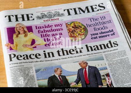 August 2025. Die Titelzeile in The Times ist Frieden in ihren Händen. Nach einem Treffen zwischen Putin und Trump in Alaska. Stockfoto