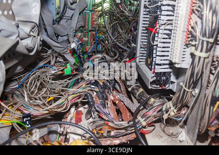 Mehrere angeschlossene Serverkabel in einem Verteilerkasten. Stockfoto