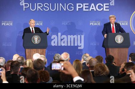 US-Präsident Donald Trump und sein russischer Amtskollege Wladimir Putin halten eine gemeinsame Pressekonferenz ab US-Präsident Donald Trump und sein russischer Amtskollege Wladimir Putin halten nach ihren kritischen Gesprächen am Freitag in Alaska eine gemeinsame Pressekonferenz ab, um den über drei Jahre andauernden Krieg des Kremls gegen die Ukraine am 15. August 2025 in Anchorage, Alaska, USA, zu beenden. Foto vom Präsidenten des russischen Büros Apaimages. Alaska Alaska Vereinigte Staaten von Amerika 160825 USA RPO 1 006 Copyright: XapaimagesxPresidentxofxRussiaxOfficexxapaimagesx Stockfoto