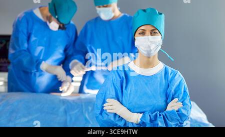 Porträt einer jungen Krankenschwester oder Ärztin während der Operation im Operationssaal Stockfoto