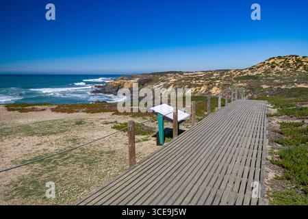 Holzsteg über dem Strand Praia de Nossa Senhora auf die Rota Vicentina Fischer Trail, Südwest Alentejo und Vicentiner Küste Naturpark, Odemira, werden Stockfoto