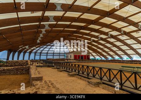 Archäologische Überreste der römischen Villa am Ort Mediana mit Steinmauern und Mosaikböden unter einem Schutzdach Stockfoto