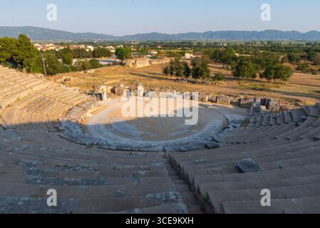 Großer Blick auf das antike Theater von Philippi und die umliegende ländliche Landschaft, die alte Architektur mit der Natur verbindet Stockfoto