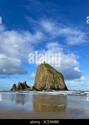 Heuhaufen Rock, Cannon Beach, OR, April 2024 Stockfoto