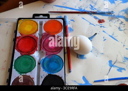 Aquarell- und Pinselwerkzeugsatz. Bereit, ostereier zu malen. Stockfoto