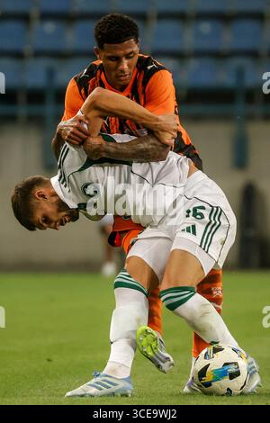 Vinicius Tobias da Silva aus Shakhtar und Adam Gnezda Cerin aus Panathinaikos wurden während des Spiels der UEFA Europa League zwischen dem FC Shakhtar Donetsk und dem FC Panathinaikos Athen im Henryk Reyman Cracow Municipal Stadium gesehen. Endergebnis: Shakhtar Donetsk 0:0 Panathinaikos Athen (Panathinaikos gewann mit 4:3 im Elfmeterschießen). Stockfoto
