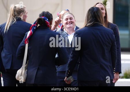 Die Engländerin Maud Muir (Mitte) und ihre Teamkollegen während einer Begrüßungszeremonie im Rathaus in Sunderland vor der Rugby-Weltmeisterschaft der Frauen, die am Freitag beginnt. Bilddatum: Samstag, 16. August 2025. Stockfoto