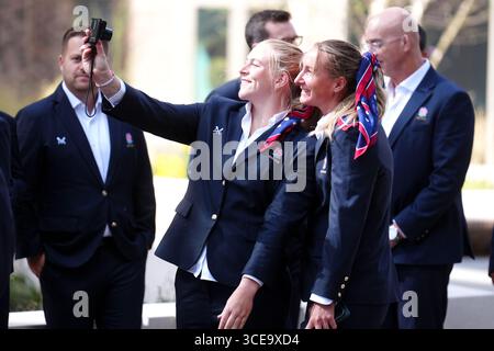 Englische Teamkollegen posieren für Fotos während einer Begrüßungszeremonie im Rathaus in Sunderland vor der Rugby-Weltmeisterschaft der Frauen, die am Freitag beginnt. Bilddatum: Samstag, 16. August 2025. Stockfoto