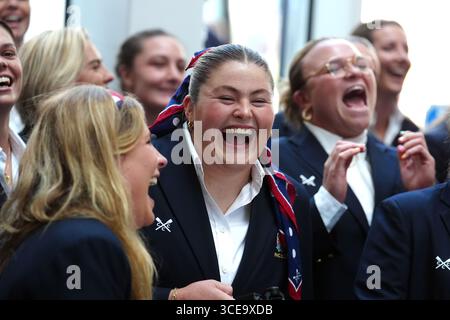 Die Engländerin Maud Muir (Mitte) und ihre Teamkollegen während einer Begrüßungszeremonie im Rathaus in Sunderland vor der Rugby-Weltmeisterschaft der Frauen, die am Freitag beginnt. Bilddatum: Samstag, 16. August 2025. Stockfoto