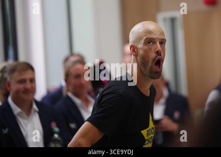 Sunderland, England, 16. August 2025. Chorleiter Rob Slater während eines Auftritts von Sunderland Rock Choir bei der Begrüßungsveranstaltung des Women's World Cup Teams im Sunderland City Hall. Quelle: Colin Edwards/Alamy Live News Stockfoto