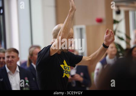 Sunderland, England, 16. August 2025. Chorleiter Rob Slater während eines Auftritts von Sunderland Rock Choir bei der Begrüßungsveranstaltung des Women's World Cup Teams im Sunderland City Hall. Quelle: Colin Edwards/Alamy Live News Stockfoto