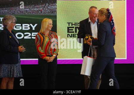 Sunderland, England, 16. August 2025. England-Kapitän Zoe Aldcroft erhält ein WM-Cap vom World-Rugby-Repräsentanten Jonathon Webb bei der Begrüßungsveranstaltung des Women's Rugby World Teams im Sunderland City Hall. Quelle: Colin Edwards/Alamy Live News Stockfoto