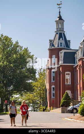 Markante arm und Hammer weathervane auf der Washburn Geschäfte Gebäude, Worcester Polytechnic Institute, Worcester, Worcester County, Massachusett Stockfoto