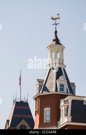 Markante arm und Hammer weathervane auf der Washburn Geschäfte Gebäude, Worcester Polytechnic Institute, Worcester, Worcester County, Massachusett Stockfoto