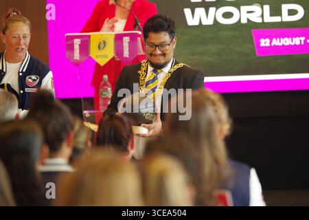 Sunderland, England, 16. August 2025. Der Bürgermeister der Stadt Sunderland, Stadträtin Ehthesham Haque, erhielt ein Geschenk des USA Women's Rugby Teams an die Stadt bei der Begrüßungsveranstaltung des Women's Rugby World Teams im Rathaus von Sunderland. Quelle: Colin Edwards/Alamy Live News Stockfoto