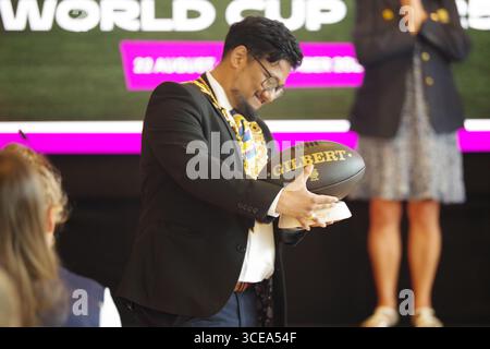 Sunderland, England, 16. August 2025. Der Bürgermeister der Stadt Sunderland, Stadträtin Ehthesham Haque, erhielt ein Geschenk des USA Women's Rugby Teams an die Stadt bei der Begrüßungsveranstaltung des Women's Rugby World Teams im Rathaus von Sunderland. Quelle: Colin Edwards/Alamy Live News Stockfoto